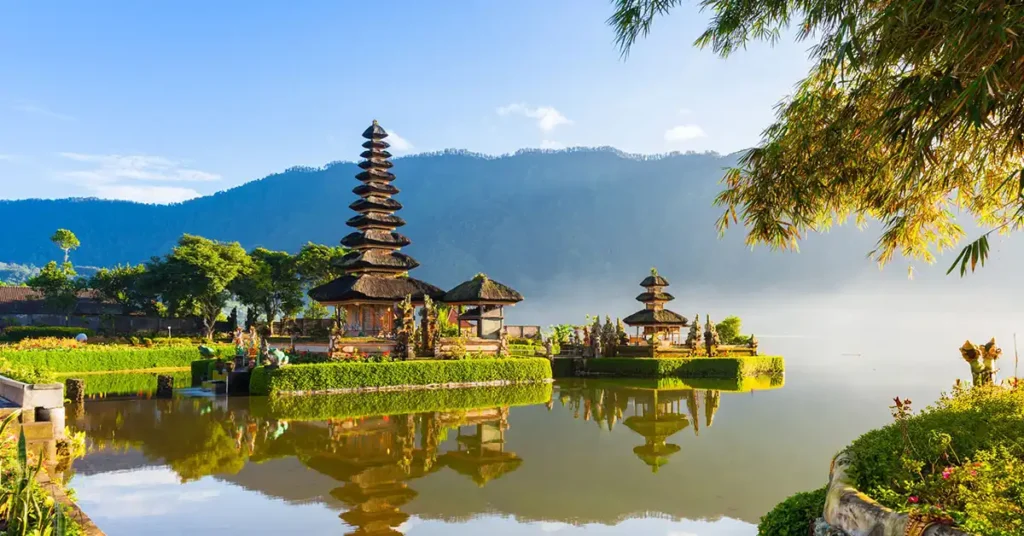 Viagem Romântica Gastando Pouco: 3 Destinos Internacionais para Casais
Quer viver momentos inesquecíveis com seu amor sem comprometer o orçamento? Viajar a dois não precisa ser caro para ser especial. Existem destinos internacionais que combinam romantismo, cultura e economia, perfeitos para casais que desejam explorar o mundo sem gastar muito. Neste artigo, vamos revelar três destinos incríveis onde o real brasileiro rende mais, oferecendo experiências únicas com preços acessíveis. Já imaginou passear por praias paradisíacas, explorar cidades históricas ou saborear uma culinária exótica sem estourar o bolso? Continue lendo e descubra como planejar sua próxima aventura romântica!
Por que escolher destinos internacionais baratos?
Viajar para o exterior pode parecer um sonho distante, mas com planejamento e as escolhas certas, é possível criar memórias incríveis sem gastar uma fortuna. Destinos onde o real tem maior poder de compra permitem que casais desfrutem de hospedagens confortáveis, refeições deliciosas e passeios únicos por preços surpreendentemente baixos. Além disso, esses lugares oferecem uma combinação perfeita de cultura, natureza e romantismo, ideais para fortalecer laços e criar histórias para contar. Pronto para conhecer os três destinos que vão transformar sua viagem a dois?
1. Peru: História, Cultura e Economia em um Só Lugar
Por que escolher o Peru?
O Peru, localizado na América do Sul, é um destino que une história, aventura e preços acessíveis. Com o real valendo mais que a moeda local, o sol peruano, você pode desfrutar de experiências incríveis sem pesar no bolso. Já pensou em explorar ruínas incas, saborear pratos típicos e se hospedar em hotéis charmosos por valores que cabem no orçamento?
O que fazer no Peru?
Em Lima, a capital, o bairro de Miraflores é perfeito para casais. Passeie pelo Parque do Amor, com vistas deslumbrantes do Pacífico, ou visite o Circuito Mágico das Águas, um show de luzes e fontes que custa apenas R$6 por pessoa. Em Cusco, a Plaza de Armas e o mercado San Pedro oferecem uma imersão na cultura local sem custo. E, claro, Machu Picchu é imperdível: a entrada, com trem e guia, sai por cerca de R$400 a R$600, mas vale cada centavo pela experiência única.
Quanto custa?
Hospedagens em Cusco custam a partir de R$60 a R$100 por casal, com ótimas avaliações. Refeições típicas, como ceviche ou lomo saltado, saem por R$15 a R$25 em restaurantes locais. Para lanches de rua, como empanadas, espere gastar entre R$5 e R$15. Táxis ou Uber custam entre R$5 e R$15, tornando o transporte acessível.
Dica de ouro
Use milhas aéreas para economizar nas passagens. Estratégias de acúmulo de milhas podem reduzir até 90% dos custos de voos, deixando mais orçamento para aproveitar o destino.
2. Sri Lanka: Praias, Templos e Aventura a Preços Baixos
Por que escolher Sri Lanka?
Sri Lanka é um tesouro escondido na Ásia, perfeito para casais que buscam romantismo e aventura. Após uma crise econômica, a moeda local desvalorizou, tornando o destino extremamente acessível para brasileiros. Com R$1 valendo mais de 53 rupias cingalesas, você pode desfrutar de praias paradisíacas, templos históricos e uma culinária única sem gastar muito. Já imaginou um jantar romântico à beira-mar por menos de R$25?
O que fazer em Sri Lanka?
Em Colombo, visite o Templo Gangaramaya por apenas R$5 ou explore o vibrante mercado Pettah para provar comidas de rua. Em Sigiriya, suba a Lion Rock, uma das sete maravilhas da Ásia, por R$80, ou opte pela trilha mais barata de Pidurangala Rock (R$15) com vistas igualmente incríveis. Na cidade de Ella, a Ponte dos Nove Arcos e o Little Adam’s Peak oferecem passeios gratuitos com cenários de tirar o fôlego. Não deixe de visitar as plantações de chá, onde é possível degustar chás sem custo.
Quanto custa?
Acomodações para casais custam a partir de R$100 por noite. Refeições completas em restaurantes turísticos saem por R$25, enquanto frutas frescas e lanches de rua custam entre R$2 e R$4. Transporte local é um destaque: trens turísticos custam entre R$5 e R$10, e tuk-tuks podem ser alugados por cerca de R$50 por dia.
Dica de ouro
Viaje entre dezembro e abril, durante a estação seca, para aproveitar o melhor clima. Negocie preços em mercados e tuk-tuks para economizar ainda mais.
3. Indonésia: Romance nas Praias e Trilhas de Lombok e Gili
Por que escolher a Indonésia?
Fora dos circuitos turísticos mais caros, como Bali, a Indonésia oferece destinos como Lombok e as Ilhas Gili, perfeitos para casais que buscam praias cristalinas e aventuras românticas. Com custos acessíveis e uma atmosfera tranquila, esses locais são ideais para relaxar e se conectar. Já pensou em um piquenique à beira-mar com seu amor por quase nada?
O que fazer na Indonésia?
Em Lombok, explore cachoeiras como Tiu Kelep, acessíveis com trilhas gratuitas ou de baixo custo. Nas Ilhas Gili, alugue uma bicicleta por R$20 por dia e pedale por praias de águas cristalinas. Jantares românticos com frutos do mar frescos custam a partir de R$25, perfeitos para um momento especial ao pôr do sol. Para casais aventureiros, snorkeling nas Gili é acessível e inesquecível.
Quanto custa?
Acomodações em Lombok e Gili custam a partir de R$100 por casal. Refeições completas, incluindo pratos com frutos do mar, saem por R$25 a R$40. Transporte local, como barcos entre ilhas, custa entre R$20 e R$50.
Dica de ouro
Planeje refeições em restaurantes locais e evite áreas muito turísticas para economizar. Um piquenique na praia com produtos comprados em mercados locais é uma forma romântica e barata de aproveitar o dia.
Como planejar sua viagem romântica gastando pouco?
Planejar uma viagem econômica exige algumas estratégias simples. Primeiro, pesquise passagens com antecedência e use programas de milhas para reduzir custos. Segundo, opte por hospedagens em bairros menos turísticos, que oferecem preços mais baixos sem perder o charme. Por fim, priorize atividades gratuitas, como passeios a pé, parques e mercados locais. Quer mais dicas para economizar? Confira nosso guia de planejamento de viagens baratas no site!
Palavras do Especialista
"Viajar a dois é uma oportunidade de criar memórias que duram a vida toda. Escolher destinos como Peru, Sri Lanka e Indonésia permite que casais vivam experiências ricas sem comprometer as finanças. A chave é planejar com antecedência e aproveitar as vantagens de moedas desvalorizadas e atividades gratuitas." – João Carvalho, especialista em viagens econômicas.
FAQ
Qual é o destino mais barato para casais em 2025?
Peru é uma das opções mais acessíveis, com hospedagens a partir de R$60 por casal e refeições típicas por R$15 a R$25.
Como economizar em passagens aéreas para destinos internacionais?
Use programas de milhas aéreas e pesquise voos com antecedência. Sites de comparação de preços e alertas de promoções também ajudam.
Esses destinos são seguros para casais?
Sim, Peru, Sri Lanka e Indonésia são destinos turísticos consolidados, com boa receptividade a brasileiros. Sempre siga orientações locais e evite áreas isoladas à noite.
Conclusão: Sua Viagem Romântica Está ao Seu Alcance!
Peru, Sri Lanka e Indonésia provam que é possível viajar para o exterior com romantismo e economia. Com planejamento e as dicas certas, você e seu amor podem explorar culturas vibrantes, paisagens deslumbrantes e sabores únicos sem estourar o orçamento. Qual desses destinos mais chamou sua atenção? Compartilhe nos comentários e inspire outros casais! Não deixe de conferir outros guias de viagem em nosso site e planeje hoje mesmo sua próxima aventura a dois.
CTA: Gostou das dicas? Salve este artigo, compartilhe com seu parceiro(a) e comece a planejar sua viagem! Veja também nosso guia de destinos nacionais baratos para mais inspirações.
Meta Description: Descubra 3 destinos internacionais baratos para casais: Peru, Sri Lanka e Indonésia. Planeje uma viagem romântica gastando pouco! (134 caracteres)
Palavras-chave: viagem romântica, destinos baratos, viagem para casais, Peru viagem, Sri Lanka turismo, Indonésia praias, viajar gastando pouco
Fontes Confiáveis:
Lonely Planet: https://www.lonelyplanet.com
Nomadic Matt: https://www.nomadicmatt.com
World Travel Guide: https://www.worldtravelguide.net
Slug: viagem-romantica-gastando-pouco-3-destinos-internacionais
Palavra-chave Foco: viagem romântica gastando pouco