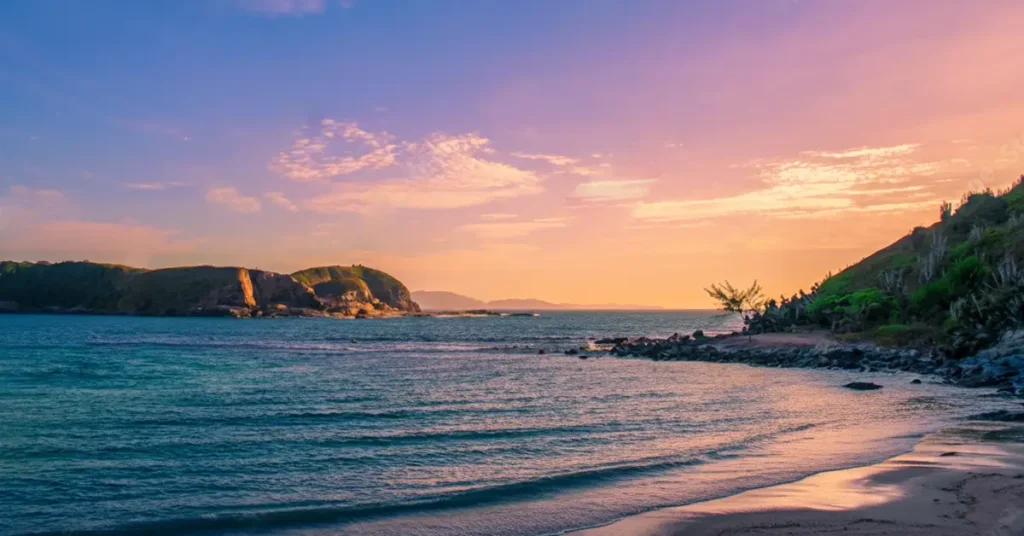 Vista aérea da Praia das Conchas em Cabo Frio, RJ, com águas cristalinas e formato de concha, perfeita para famílias. Fim de tarde com uma luz maravilhosa