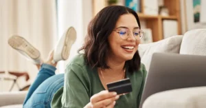 Saiba como conseguir isenção da anuidade do cartão de crédito com dicas de negociação, escolha do cartão ideal e alternativas sem taxa.