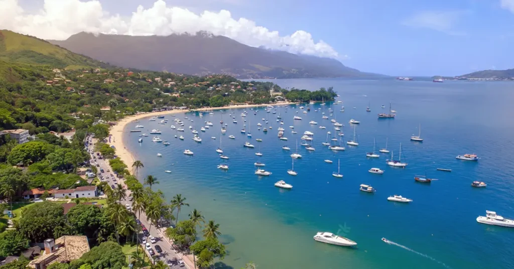 Ilhabela Retoma Taxa de Preservação Ambiental em Dezembro 2025: Sustentabilidade no Litoral Paulista Vale o Custo Extra? Sonha em curtir as praias cristalinas de Ilhabela, com trilhas pela Mata Atlântica e pores do sol inesquecíveis? A partir da segunda quinzena de dezembro de 2025, a ilha paulista reinstala sua Taxa de Preservação Ambiental (TPA), suspensa desde 2020 por causa da pandemia. Aprovada pela Câmara Municipal em setembro de 2025, a medida projeta arrecadar R$ 45 milhões anuais para proteger o paraíso que atrai 2 milhões de visitantes por ano. Quem paga? Motoristas de carros (R$ 48 por entrada), ônibus (até R$ 140) e caminhões, enquanto pedestres, ciclistas e moradores estão isentos. Por quê? Para combater lixo, erosão e sobrecarga na infraestrutura, garantindo que Ilhabela siga encantando. Como isso se compara a Ubatuba, que já vive essa realidade? Vamos analisar os impactos, valores e lições, com foco em um turismo mais verde no Litoral Norte. Como Funciona a Retomada da TPA em Ilhabela? sustentável."