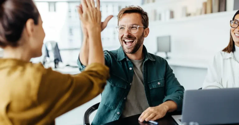 Mulher mostrando calculadora de milhas no celular para homem