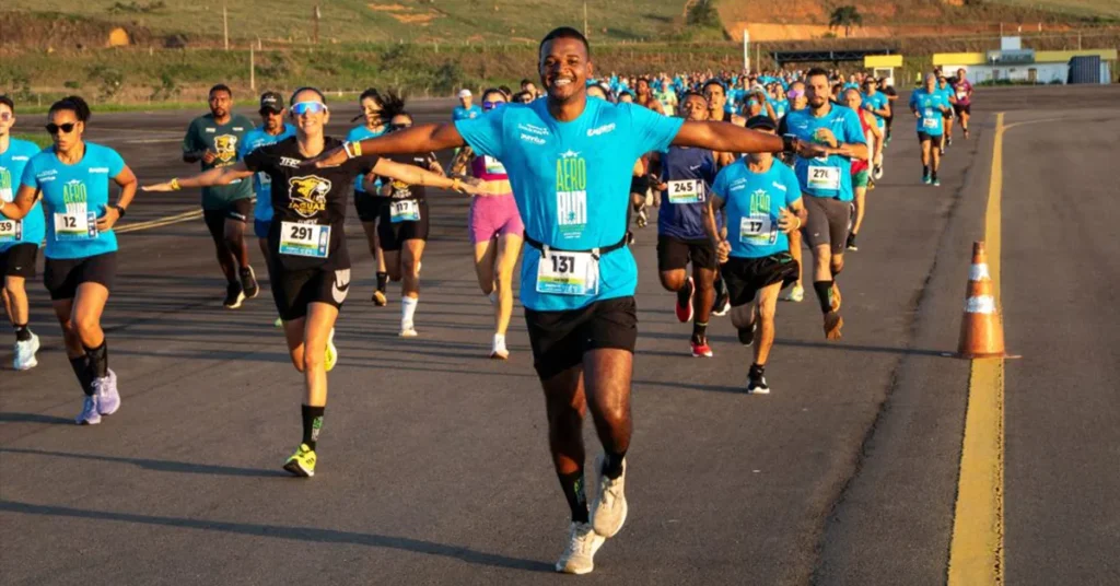 Aeroporto da Zona da Mata recebe a 1ª edição do Aero Run com mais de 300 atletas em corrida inédita na pista de pouso. Confira os detalhes.